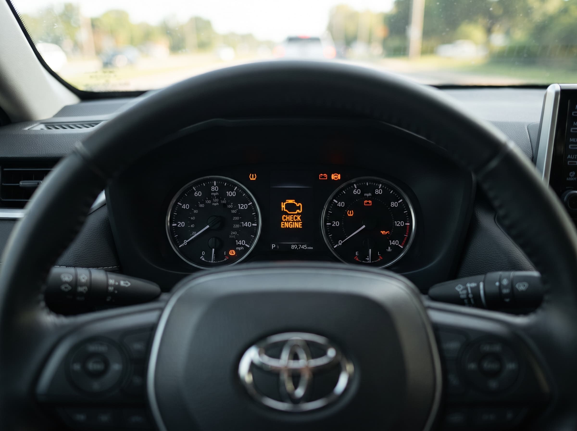 Luz de Check Engine encendida en el tablero de un auto